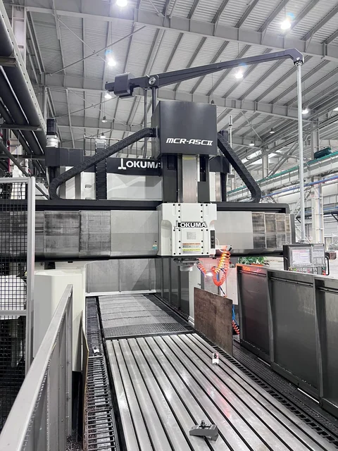 OKUMA MCR-A5C-II — Machine and worktable overview