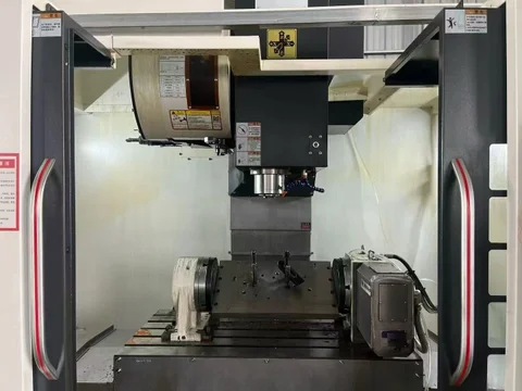 Fourth-axis rotary table and machining area