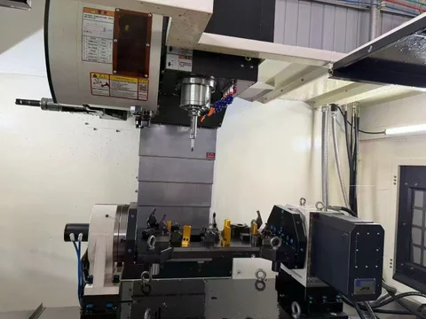 Spindle and arm-type tool changer with rotary table